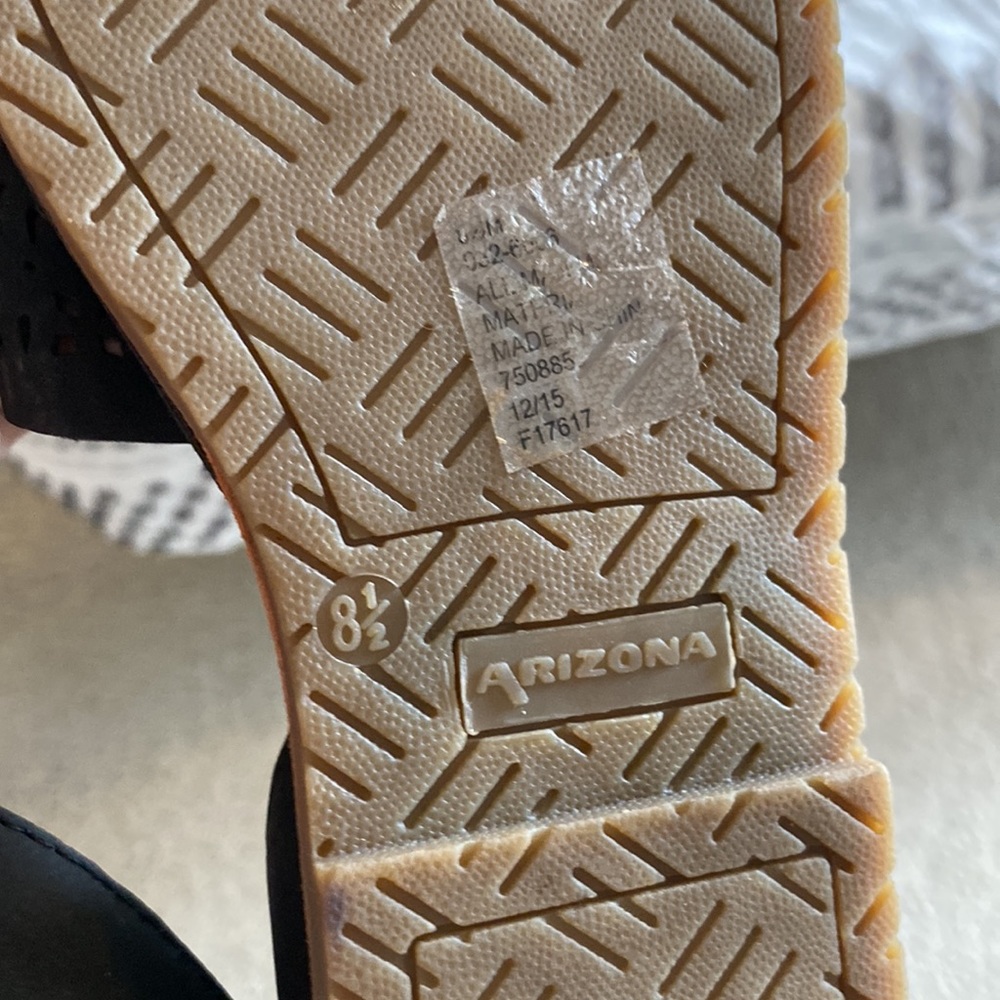 Arizona Sandals 8.5 - Picture 3 of 3